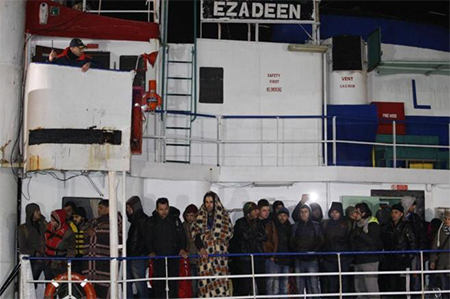 el mercante Ezadeen llega a Italia Final feliz para los 450 inmigrantes abandonados en alta mar
